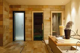 Стекло или дерево? Выбираем идеальную дверь в парную