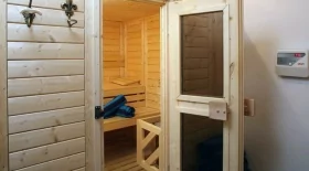 Какую дверь лучше поставить в баню