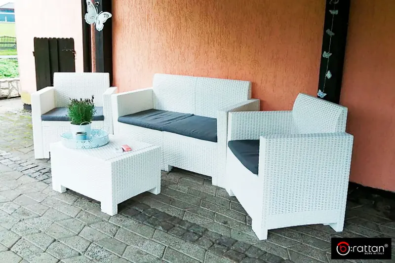 Белый комплект пластиковой мебели (столик, диван и 2 кресла) Rattan Nеbraska на 2 персоны с зелеными подушками